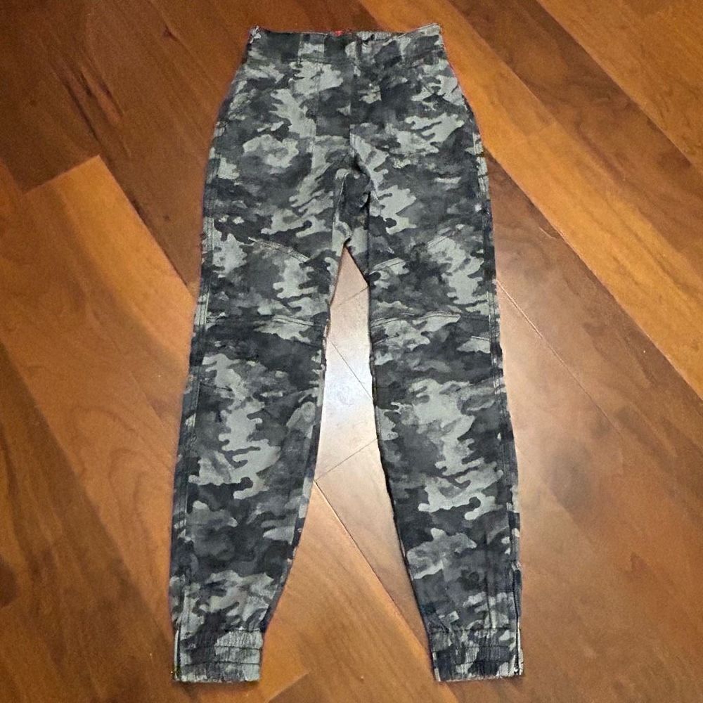 Spanx women’s stretch‎ twill camo cargo joggers in size small